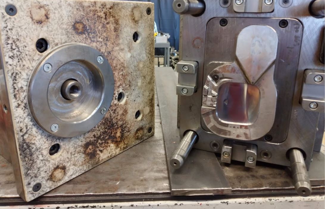 nerovnoměrné omačkání dělící roviny u vyosené formy