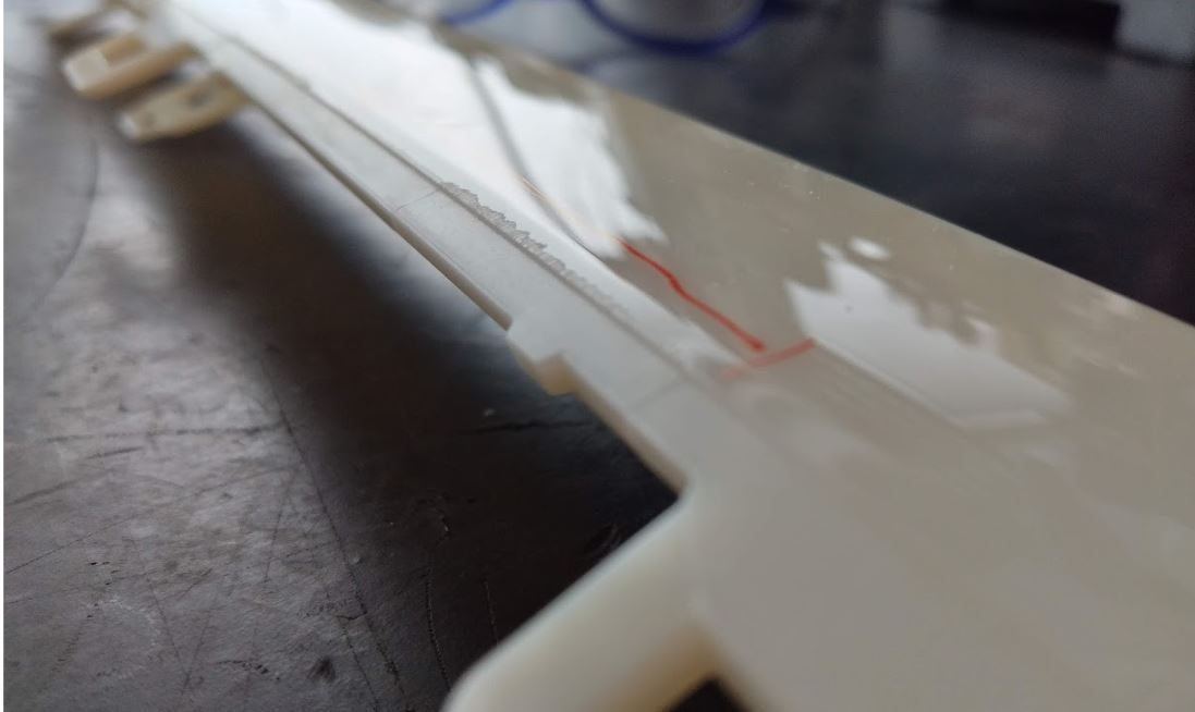 "čarový kod" -výlisek poškrábaný při odformování je důsledek sedání  nedostatečně thuhé, nebo špatně slícované formy