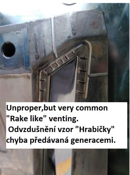 "hrabičky" mají malou účinnost a díky  odlehčení nosné plochy v dělící rovině si toto odvzdušnění rychleji sedá a rychleji se zanáší a ucpává