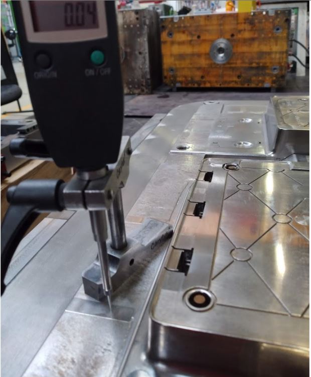 omačkání v dělící rovině o 0,04mm naproti primární drážce odvzdušňovat to logicky nemůže, protože štěrbina je 0,000 nic