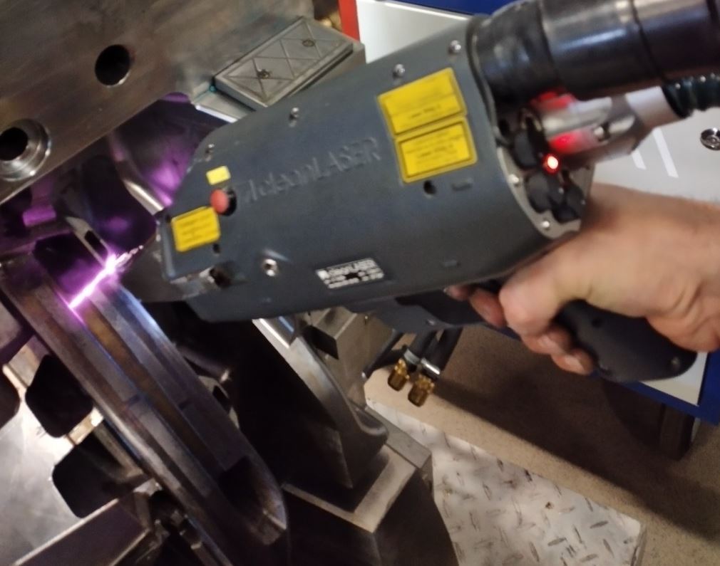 čištění laserem je vysoce účinné, ale jen pro nevzhledové povrchy Deseny a highglos laserovým čištěním poškodíte