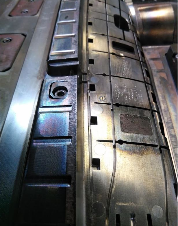  forma s velmi malou nosnou plochou si po dobu životnosti bude permanentně sedat a odvzdušnění v dělící rovině nebude mít trvání.  zde lze použít HelixPins 