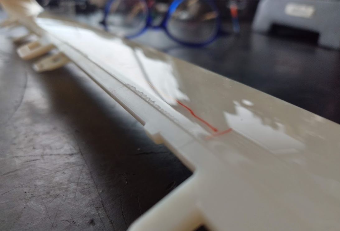 Sedání dělící roviny  a škrábance na výlisku