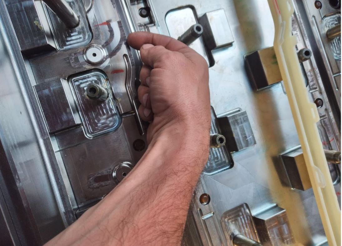 Téměř neviditelné navalení dělící roviny poznáte spolehlivě po přejetí hrany nehtem, nebo pod mikroskopem s vyšším zvětšením.