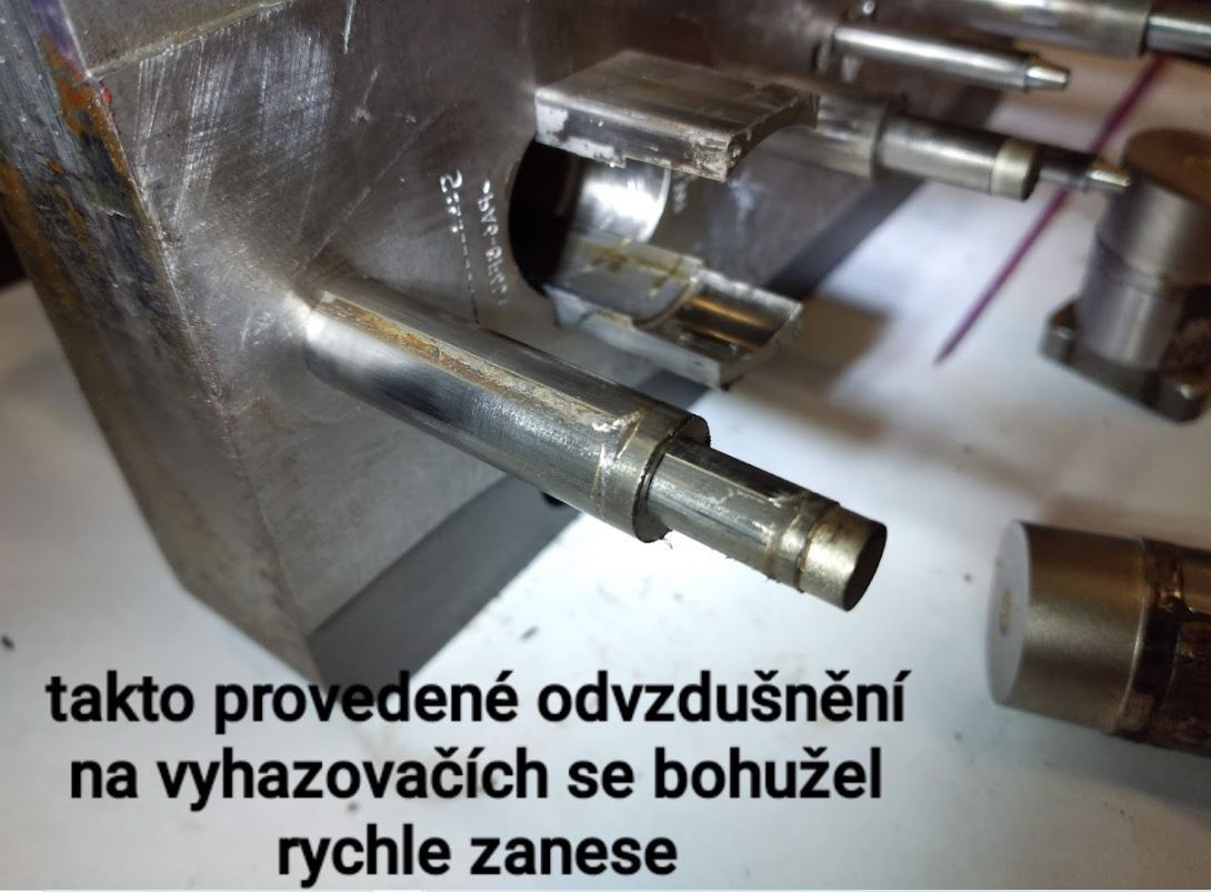 Zanesené podélné drážky  neodvzdušňují  a jsou zdrojem vad např. bleeding.