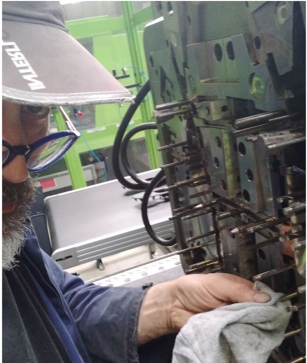  Autor článku u historicky první formy osazené odvzdušňovacími vyhazovači HelixPin v r. 2018