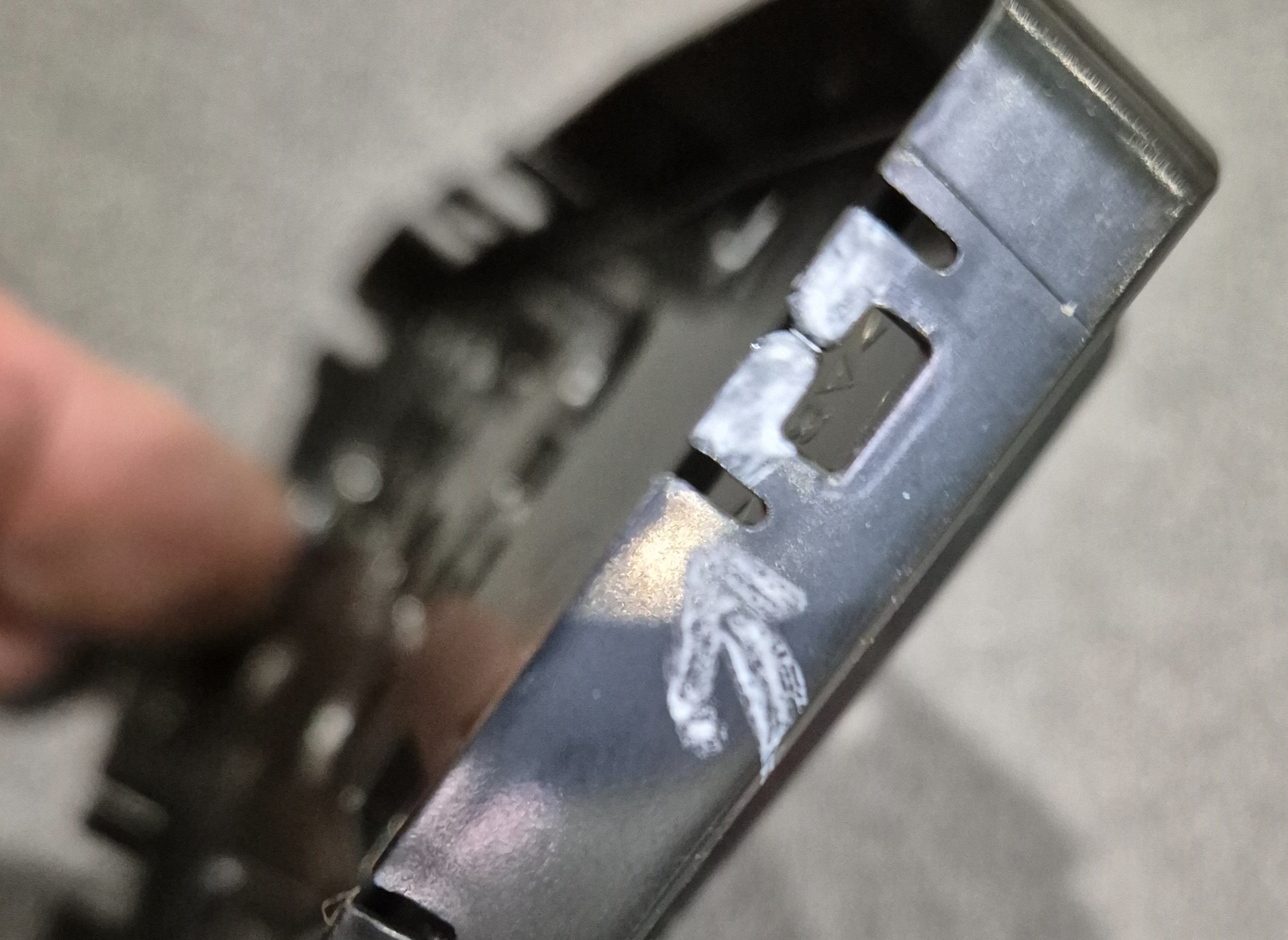 Nedostřik v oblasti studeného spoje na konci toku taveniny (zdroj HelixPin)