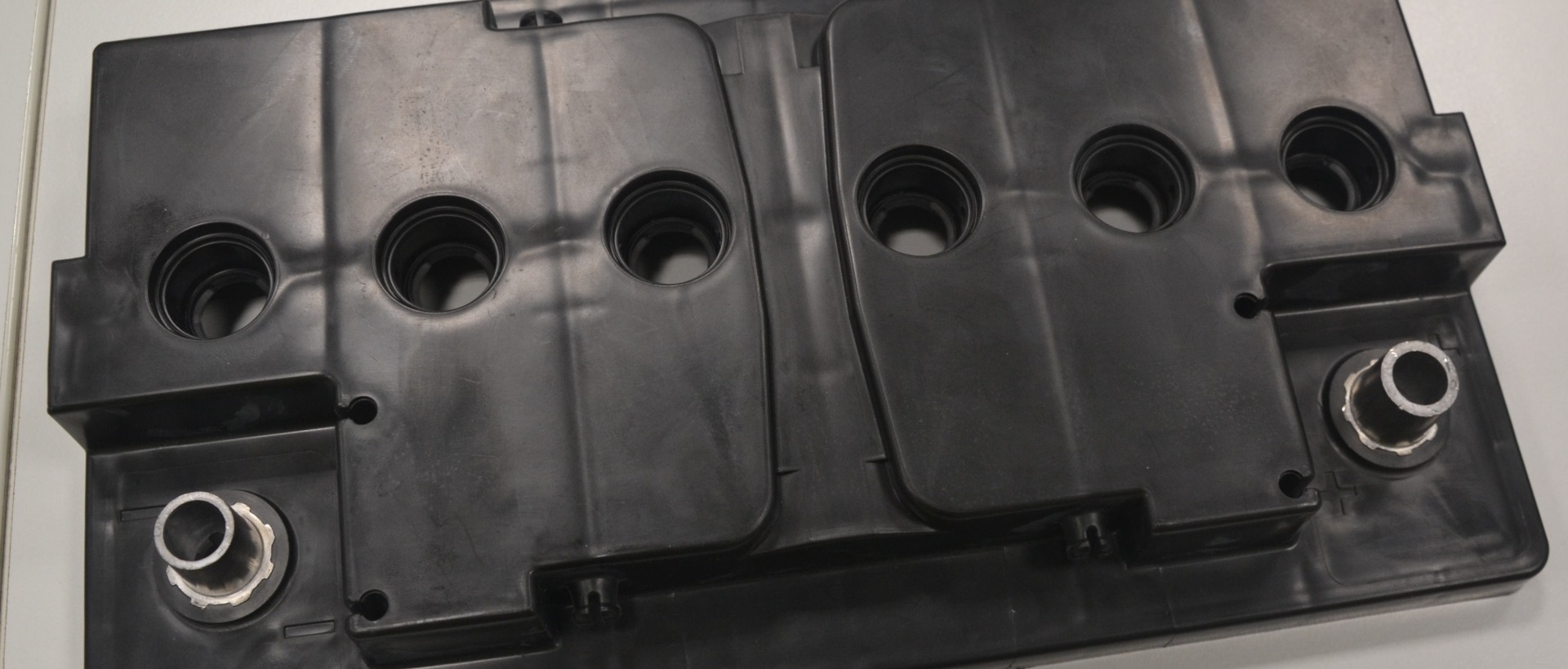 Propady na výlisku v důsledku nekompenzovaného smrštění hmoty /Neplést s : nedostřik (zdroj HelixPin)