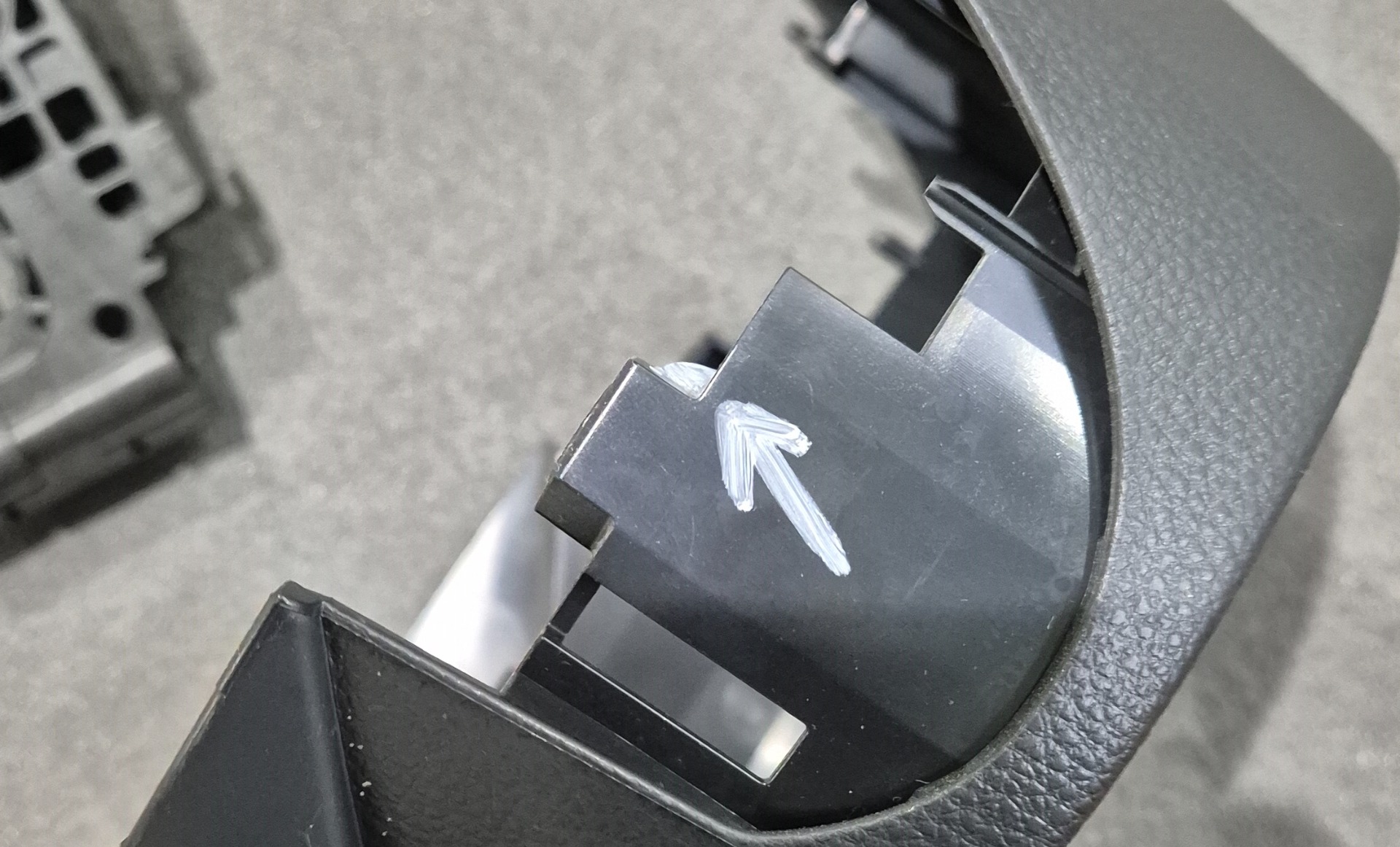 zástřik v důsledku poškození dělící roviny (zdroj HelixPin)