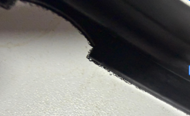 zástřik "kraječka" v důsledku pootevření "dýchnutí" v dělící rovině formy (zdroj HelixPin)