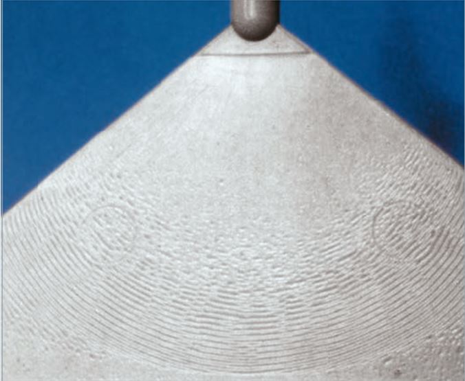 "Gramofonové rýhy" v blízkosti vtoku