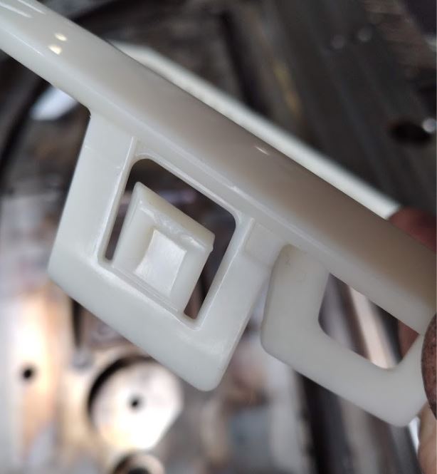 nedostřik  vinou špatně odvzdušněné formy( zdroj HelixPin troubleshooting)